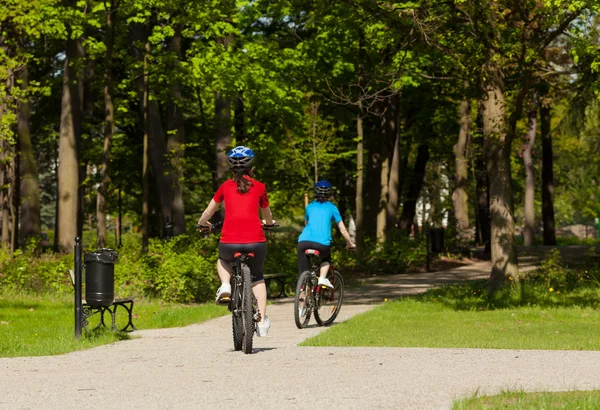 Flickor ridning cyklar — Stockfoto