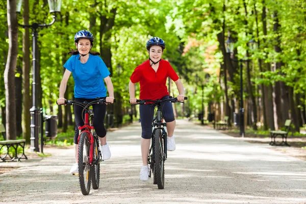 Flickor ridning cyklar — Stockfoto