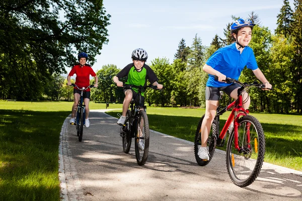 Aktiv familj cykling — Stockfoto