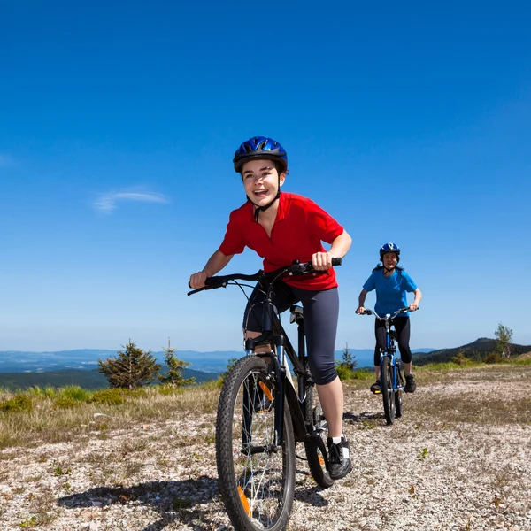 Meisjes rijden fietsen — Stockfoto