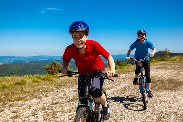 Meisjes rijden fietsen — Stockfoto