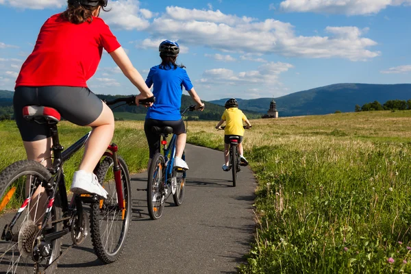 Aktiv familj cykling — Stockfoto