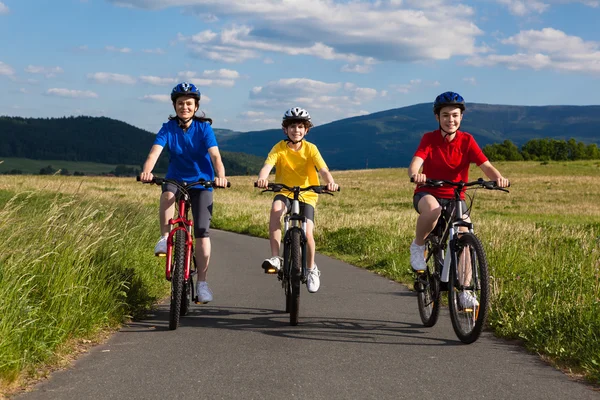 Aktiv familj cykling — Stockfoto