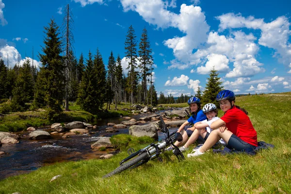 Actieve familie rusten na het fietsen — Stockfoto