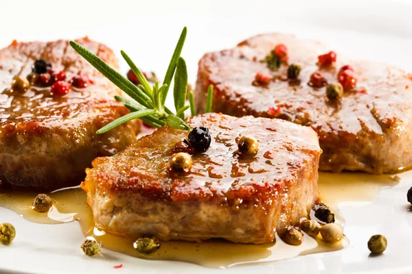 Filetes a la parrilla y ensalada de verduras —  Fotos de Stock