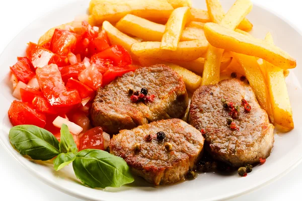 Bifes grelhados, batatas fritas e legumes — Fotografia de Stock