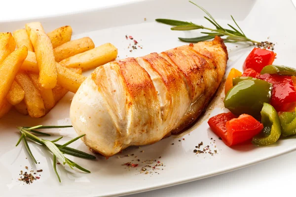 Filetto di pollo alla griglia, patatine fritte e verdure — Foto Stock