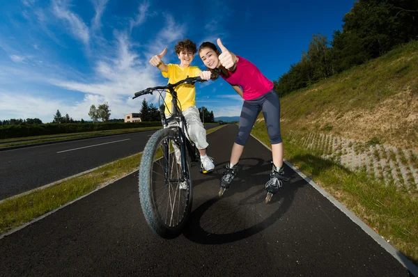 女の子と男の子の自転車に乗ること — ストック写真