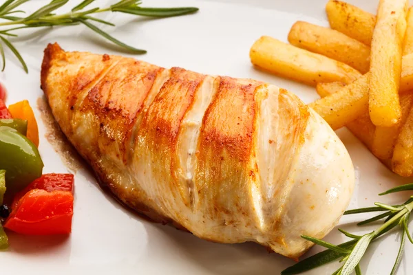 Grillezett csirkemell filé, hasábburgonyával, zöldségekkel — Stock Fotó
