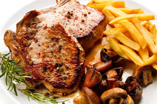 Chuleta de cerdo frito, papas fritas y ensalada de verduras — Foto de Stock