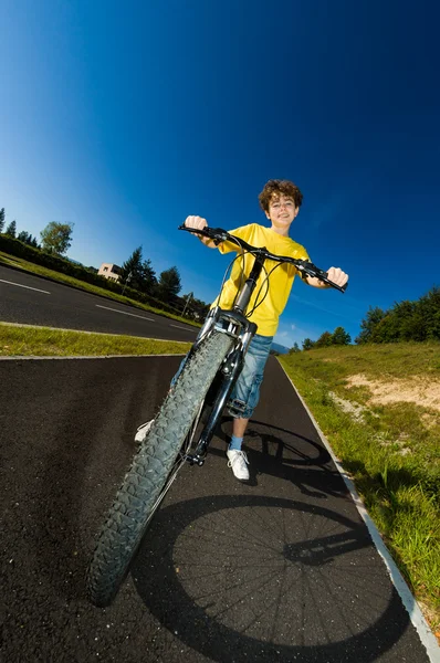 Chico ciclismo — Foto de Stock