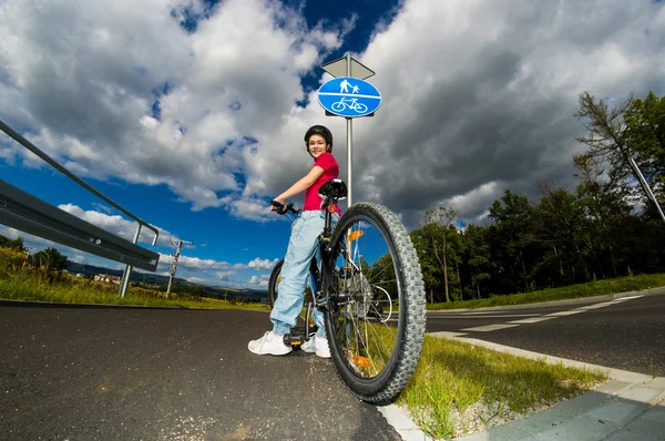 Ragazza in bicicletta — Foto Stock