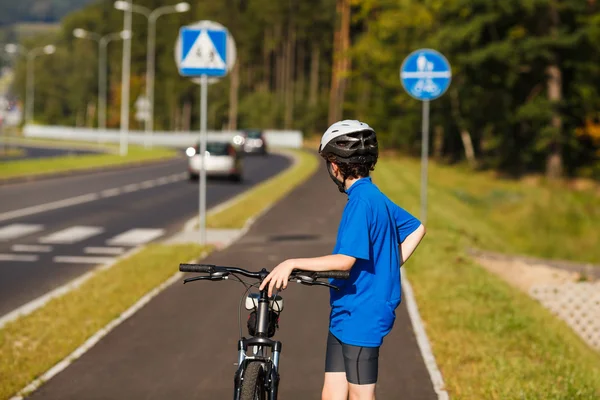 Jongen fietsen — Stockfoto