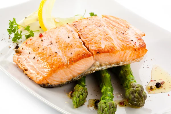 Grilled salmon and asparagus — Stock Photo, Image
