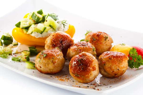 Roasted meatballs and vegetable salad — Stock Photo, Image