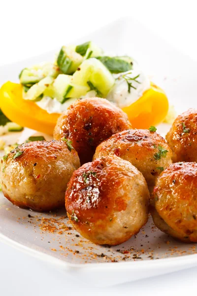 Albóndigas asadas y ensalada de verduras —  Fotos de Stock