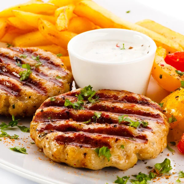 Filete a la parrilla, papas fritas y verduras — Foto de Stock