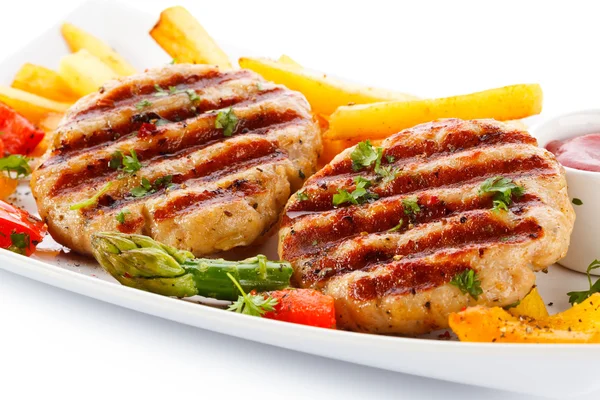 Grilled steak, French fries and vegetables — Stock Photo, Image