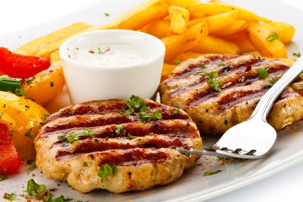 Grilled steak, French fries and vegetables — Stock Photo, Image