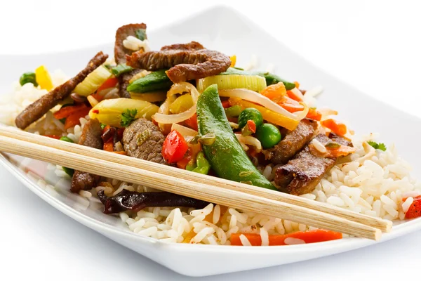 Roasted meat, white rice and vegetables — Stock Photo, Image