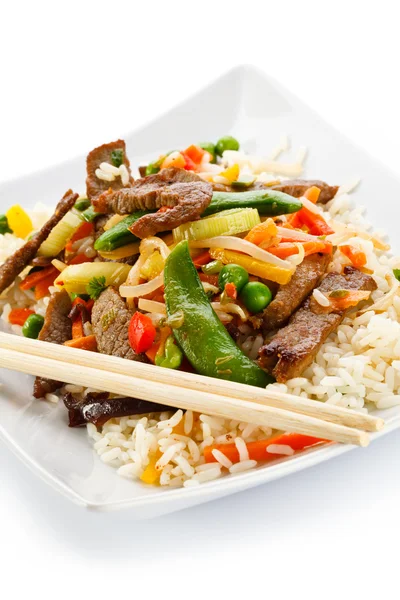 Gebratenes Fleisch, weißer Reis und Gemüse — Stockfoto