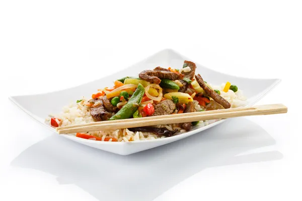 Carne assada, arroz branco e legumes — Fotografia de Stock