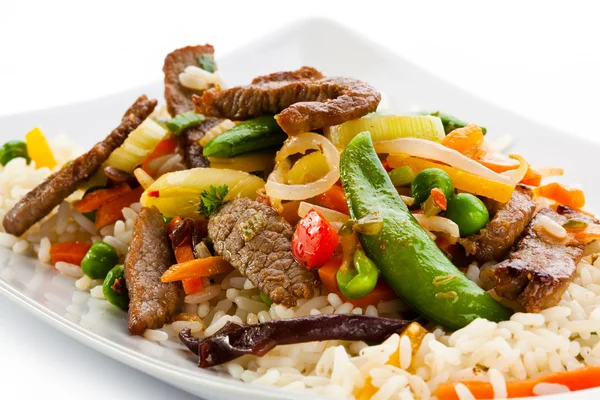 Gebraden vlees, witte rijst en groenten — Stockfoto