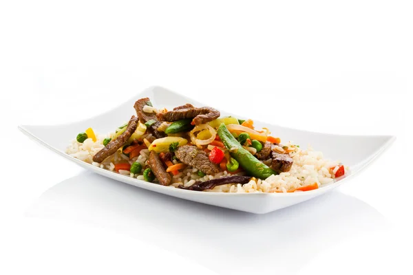 Kavrulmuş et, beyaz pirinç ve sebzeler — Stok fotoğraf