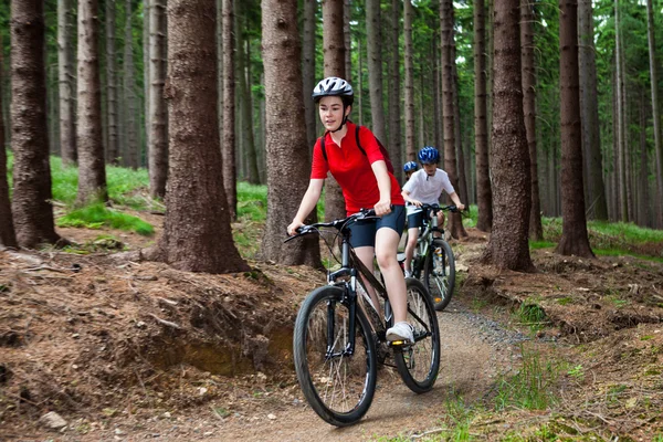 Aktiv familj cykling — Stockfoto