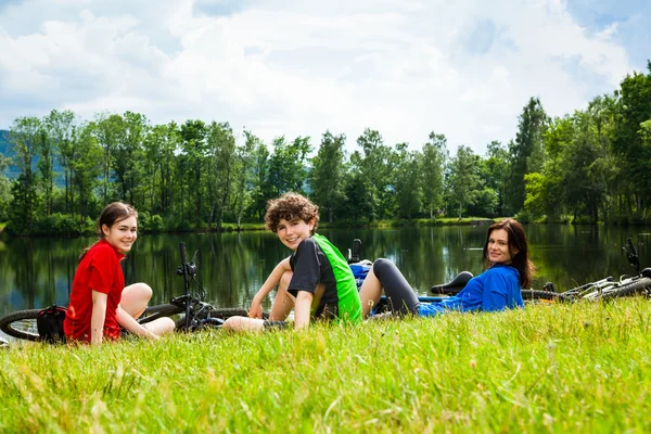 Familia activa descansando después de andar en bicicleta —  Fotos de Stock