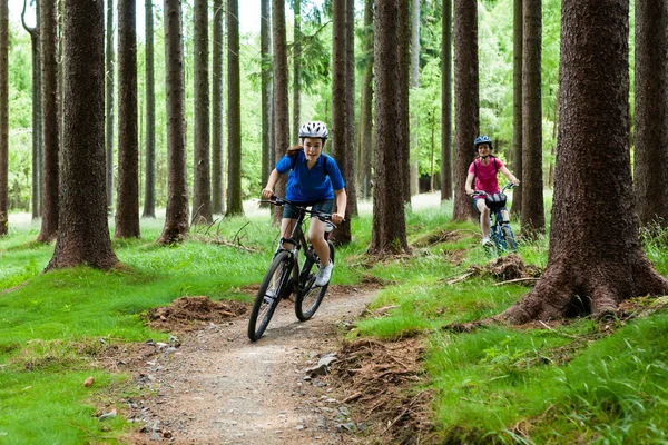 Chicas montando bicicletas — Foto de Stock