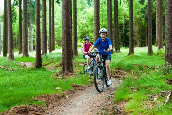 Meisjes rijden fietsen — Stockfoto