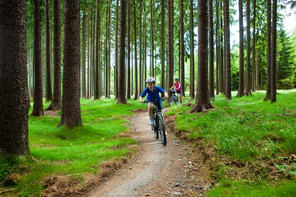 Meisjes rijden fietsen — Stockfoto