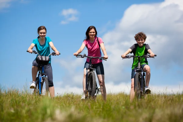 Familienradfahren — Stockfoto