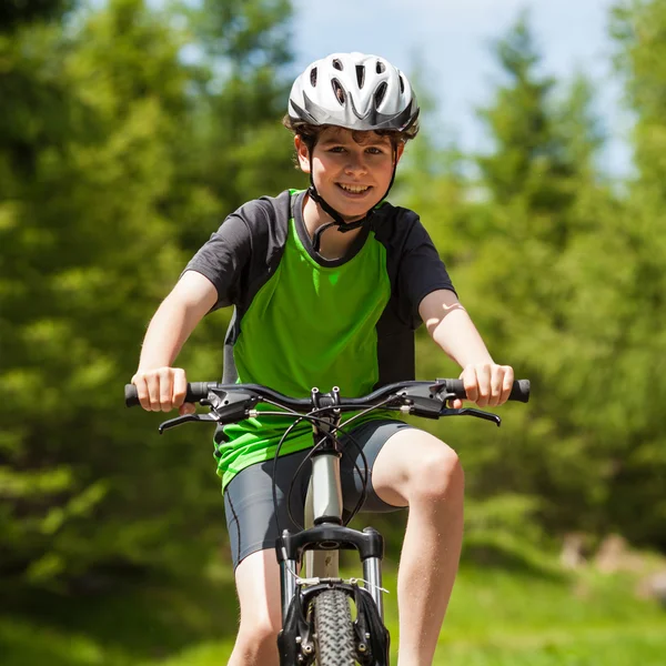 Αγόρι, ποδηλασία — Φωτογραφία Αρχείου