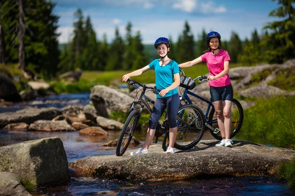 Meninas andar de bicicleta — Fotografia de Stock