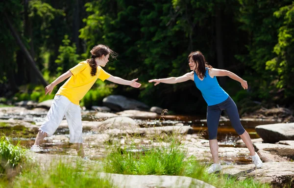 Women crossing river — Stock Photo, Image