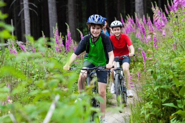 Flicka och pojke cykling — Stockfoto