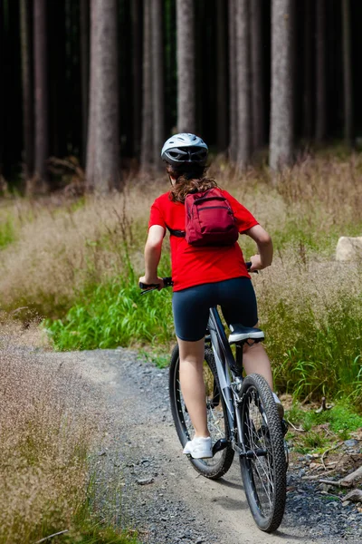 Ragazza in bicicletta — Foto Stock