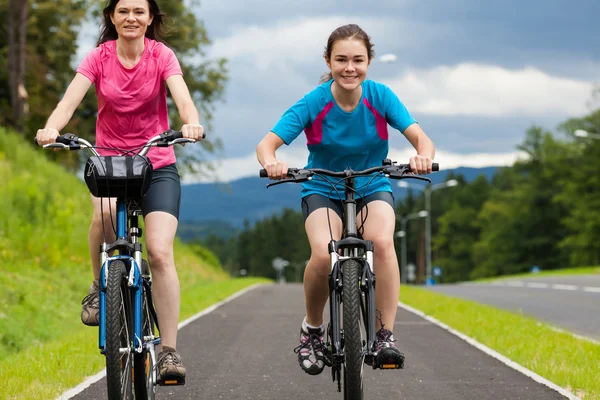 Meisjes rijden fietsen — Stockfoto