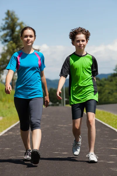 Девочка и мальчик бегут — стоковое фото