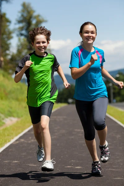 Chica y niño corriendo — Foto de Stock