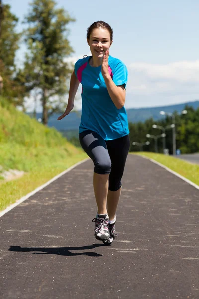 Junge Frau läuft — Stockfoto