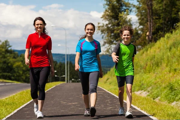 Personas activas corriendo — Foto de Stock