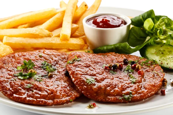 Bifes grelhados, batatas fritas e legumes — Fotografia de Stock