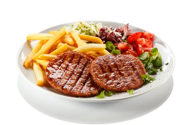 Steaks vom Grill, Pommes und Gemüse — Stockfoto