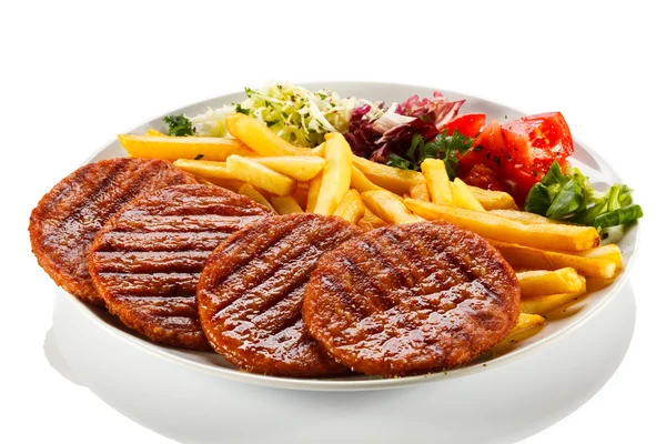 Grilled steak, French fries and vegetables — Stock Photo, Image