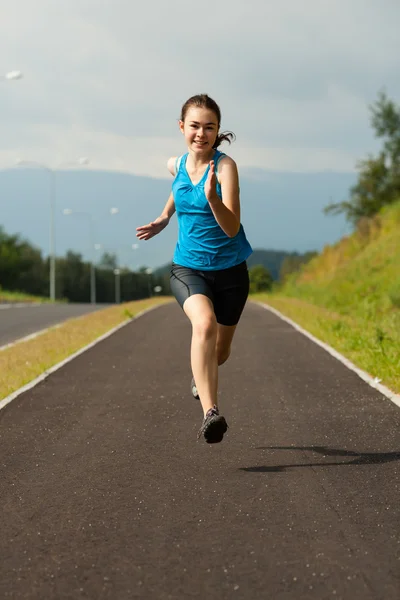 Νεαρή γυναίκα που τρέχει — Φωτογραφία Αρχείου