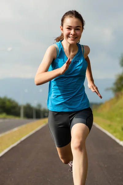 Fiatal nő fut — Stock Fotó