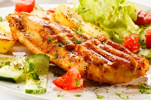 Filetto di pollo alla griglia, patate al forno e verdure — Foto Stock